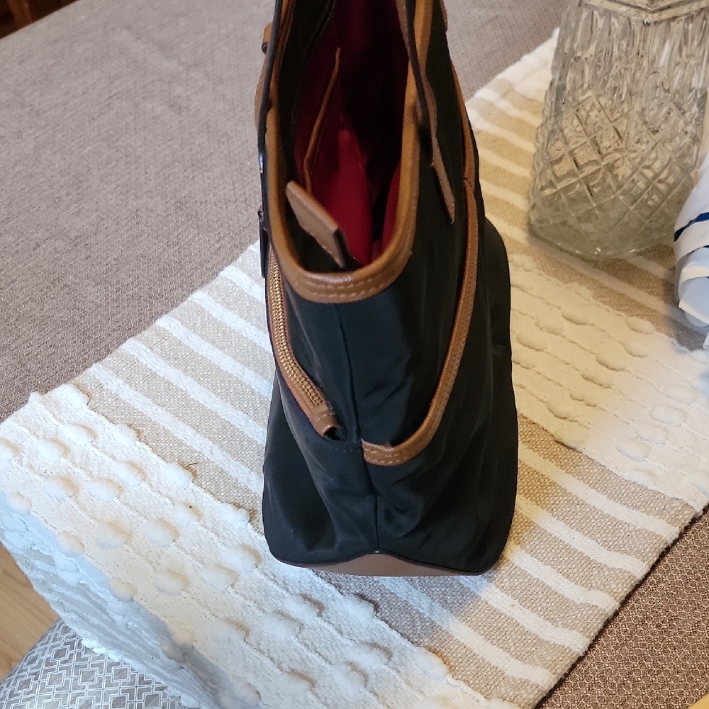 Michael Kors Black and Tan Tote Bag with Elegant Design - Picture 7 of 11